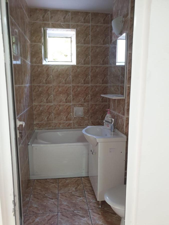 Cazare Apartament Cu 2 Camere Nehoiu Exterior photo